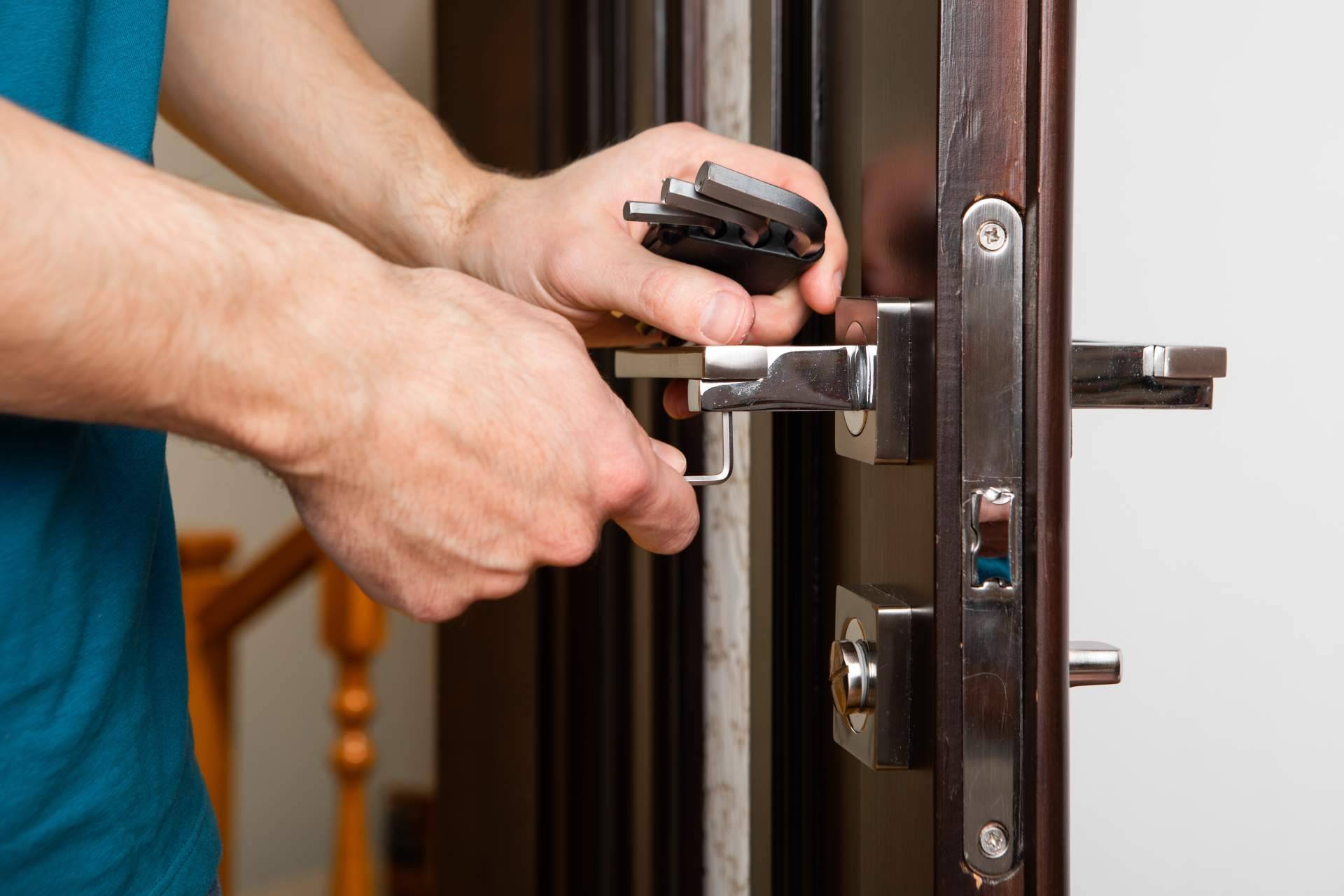¿Cómo acceder a un servicio de cerrajeros en Arroymolinos experto? Cerrajeross.es