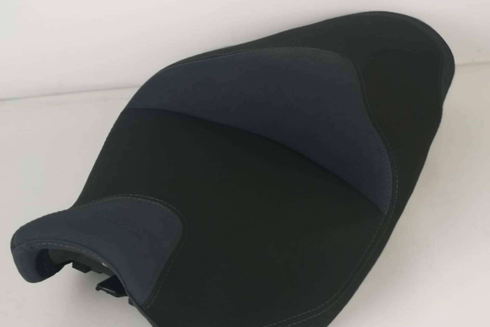¿En qué lugar modificar el asiento de moto de carretera y hacerlo más cómodo? JM-Fundas