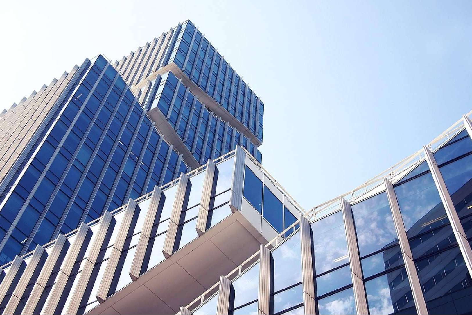 MQ sobre los beneficios de instalar placas solares en empresas