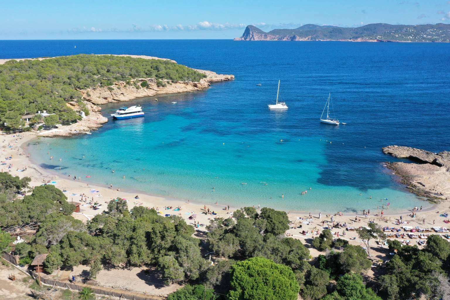 Float Your Boat ofrece cruceros con actividades como el paddle surf Ibiza incluidas