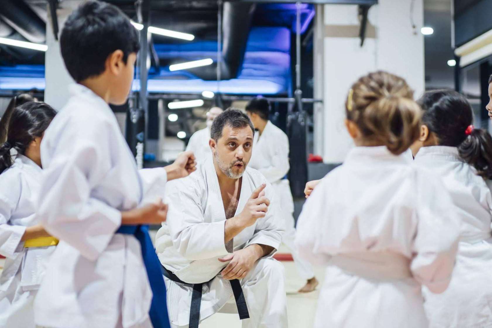 Un referente del karate en Madrid para practicar artes marciales es Mabuni, gimnasio con piscina