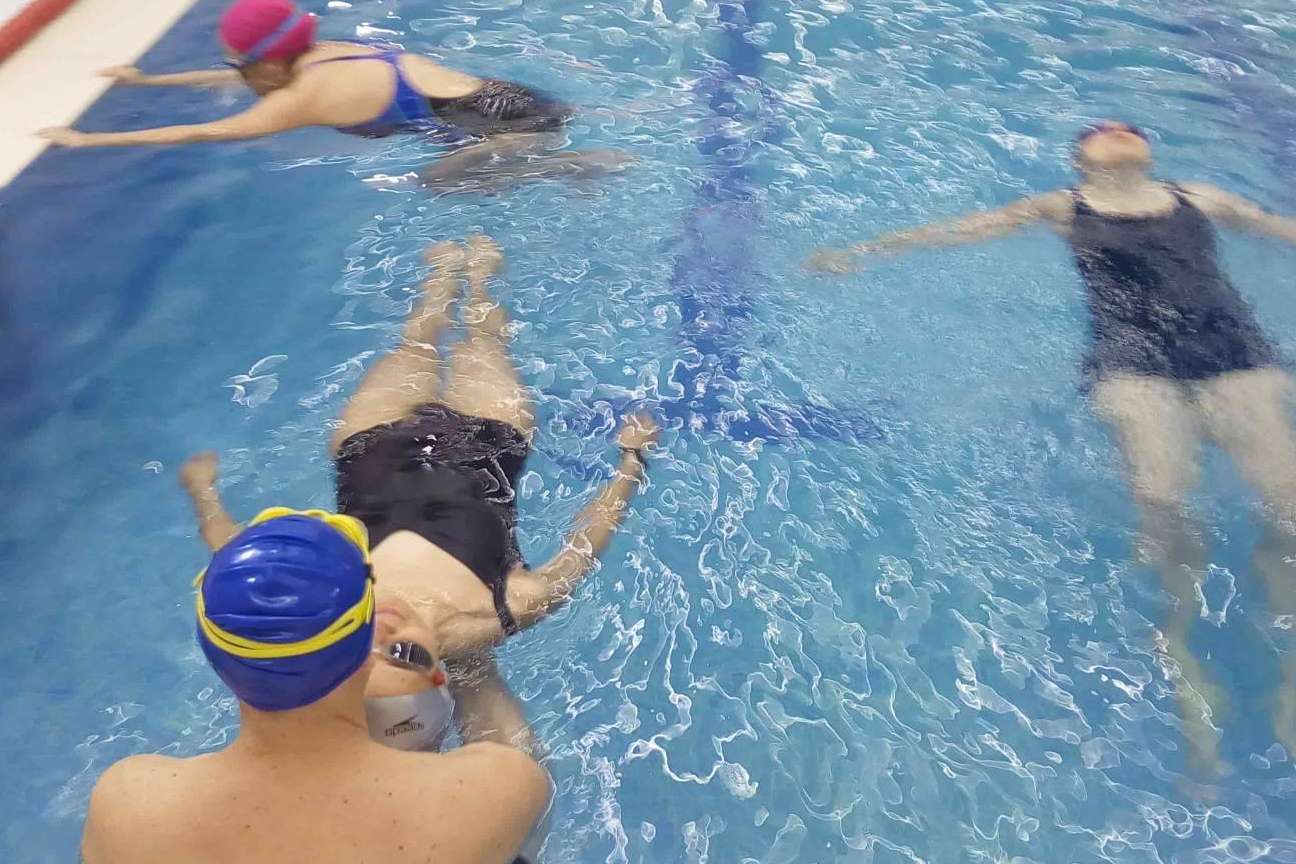 Nadar Sin Miedo ayuda a la gente que sabe nadar pero tiene miedo a hacerlo en zona profunda porque no sabe flotar de pie