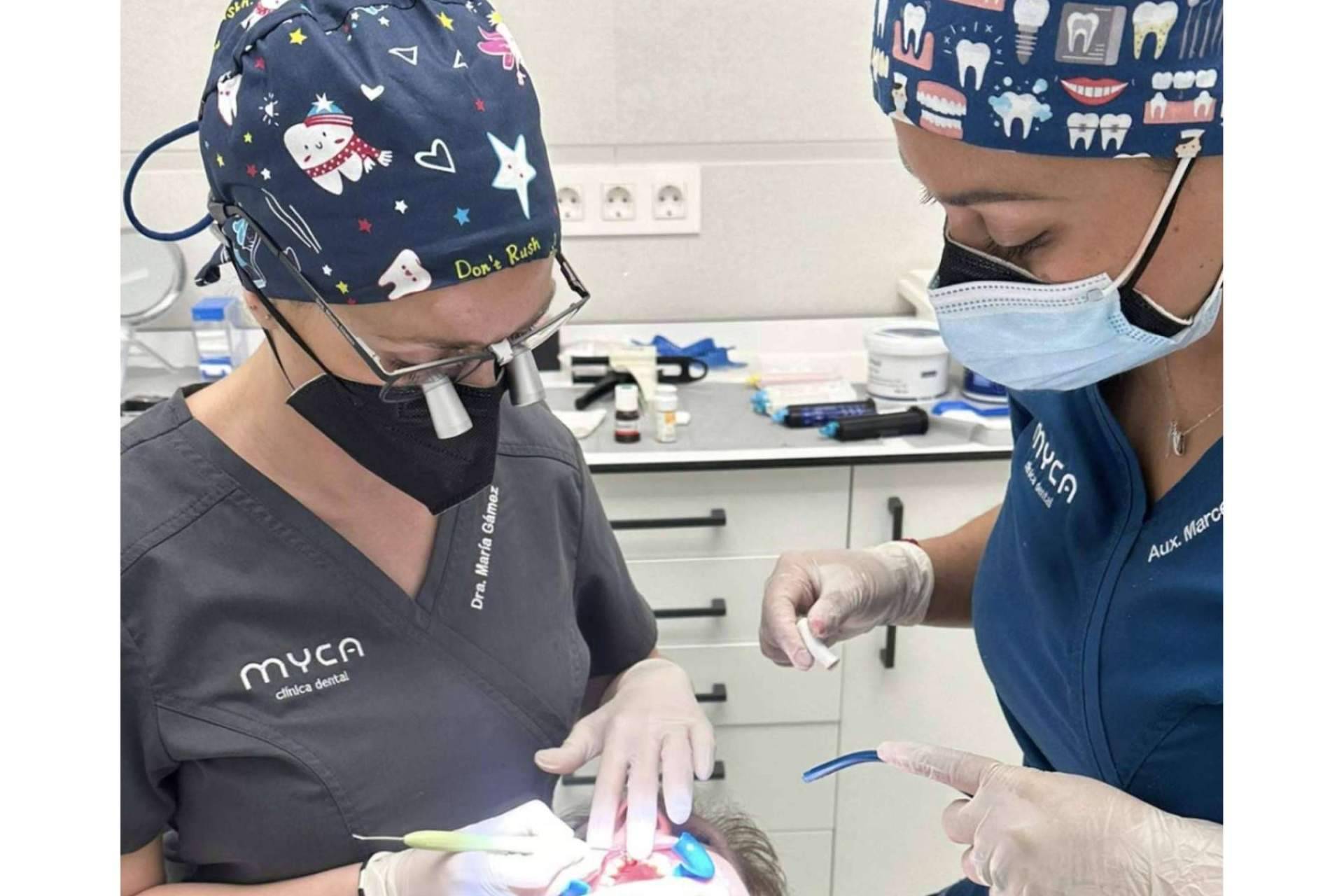 Curación de una bolita de carne en la encía, con MYCA Clínica Dental
