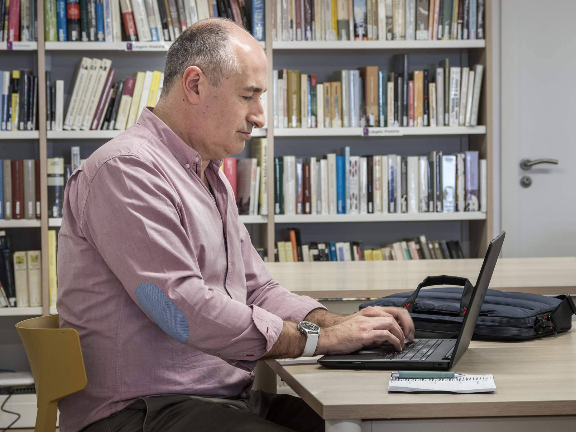 Toni Traveria, especializado en escribir un libro para las empresas que celebren su centenario