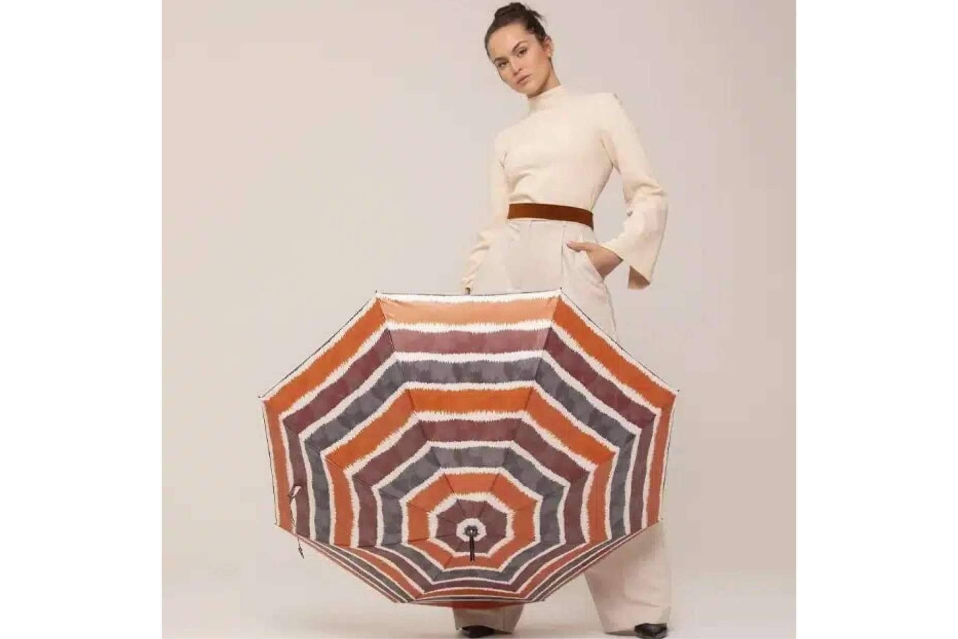 Llegó la moda que protege de la lluvia, descubrir los paraguas Vogue