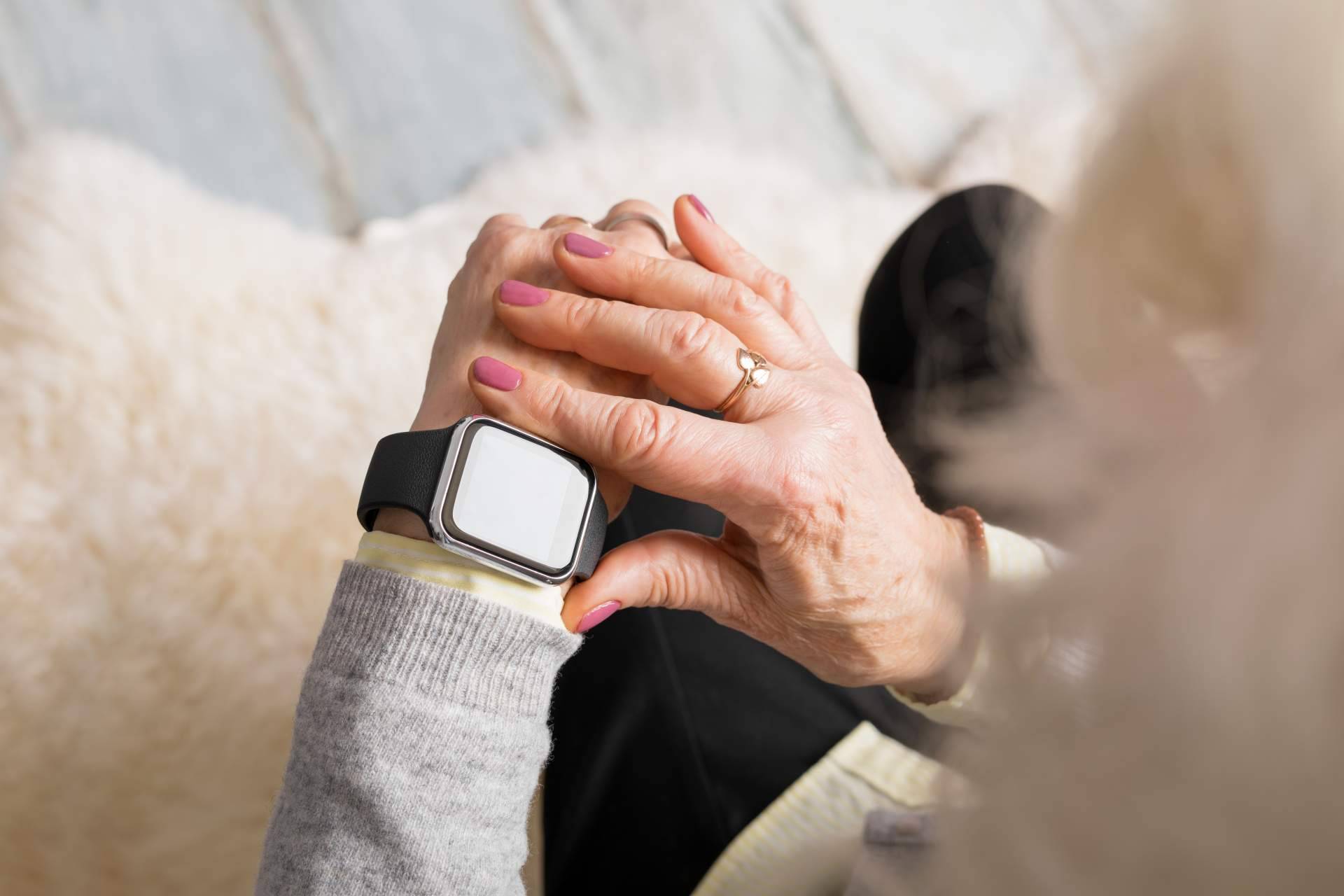Tracmi ha desarrollado un reloj localizador para personas dependientes