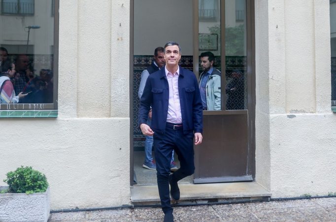 Pedro Sánchez aprueba una moción de censura contra sí mismo ante la expectación del Ibex 35