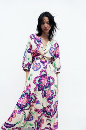 Características del vestido estampado holgado de la colección de Zara