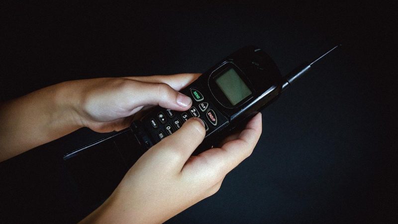 La comercialización de un teléfono móvil viejo y otros artículos vintage