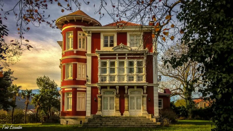 ¿Te acuerdas de la Casa Roja de la serie 'La Señora'? Pues podría ser tuya 45 Merca2.es 14. La Casa Roja Casa de Eduardo Sanchez scaled e1651739669608 Merca2.es