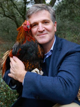 Alfonso Jiménez: "Cascajares ha hecho una inversión de 10 millones en la nueva fábrica" 2 Merca2.es Alfonso Jimenez con uno de los gallos Merca2.es