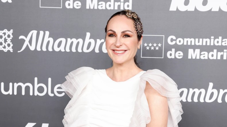 El vestido blanco con mangas abullonadas y detalles de bordados de Mango que ha enamorado a Ana Milán