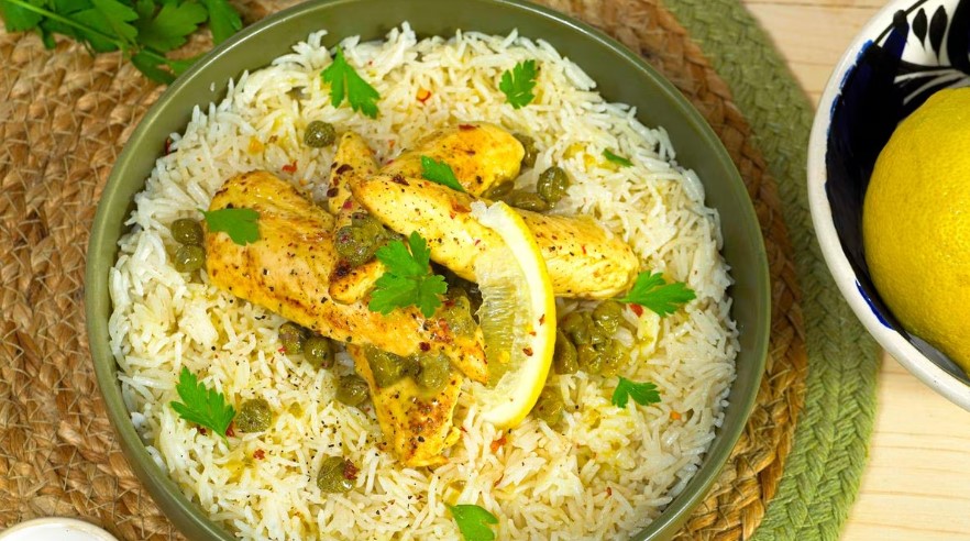 Arroz frito con pollo y salsa de mantequilla y limón