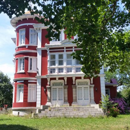 ¿Te acuerdas de la Casa Roja de la serie 'La Señora'? Pues podría ser tuya 37 Merca2.es Casa indiana en Asturias Merca2.es