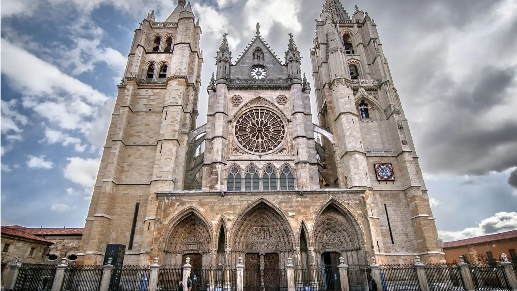 Las Atracciones Turísticas de la Catedral de León