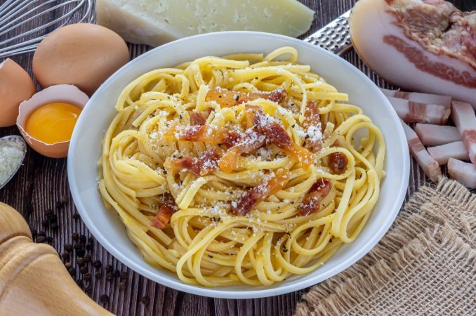 Preparación de la pasta a la carbonara