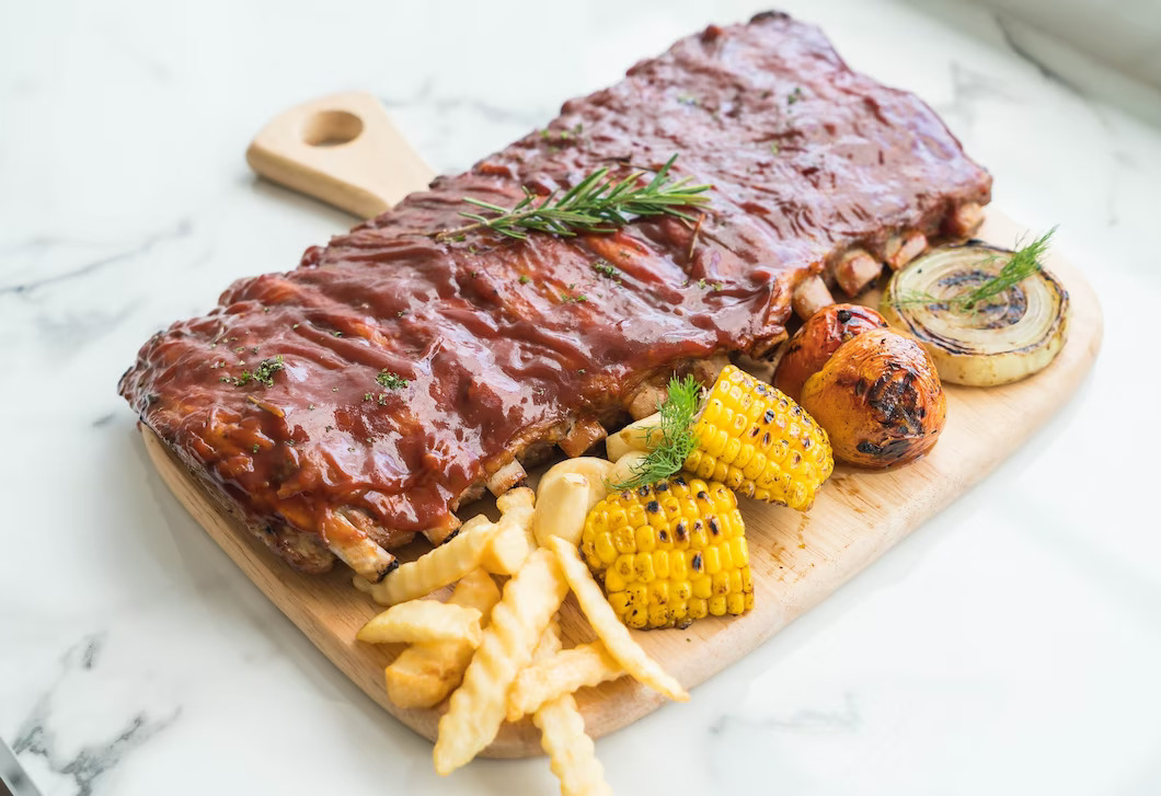 Costillas con papas y maíz, un plato típico canario
