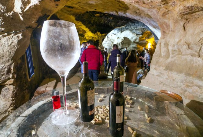 EuropaPress 4197660 copa botellas vino bodega subterranea don angel casco historico aranda Merca2.es