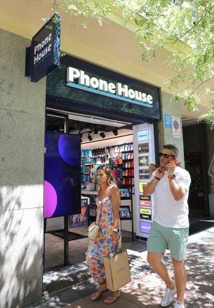 EuropaPress 4596313 dos personas pasan tienda phone house 26 julio 2022 madrid espana fusion Merca2.es