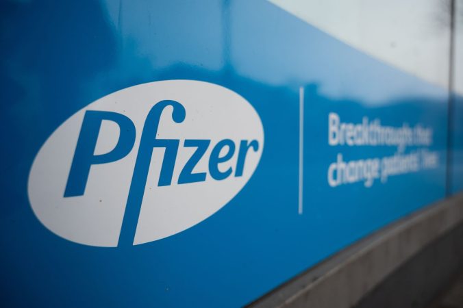 EuropaPress 4931275 filed 23 january 2021 berlin pfizers logo is seen displayed at one of its 2 Merca2.es