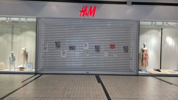 H&M baja persianas de sus establecimientos por la huelga