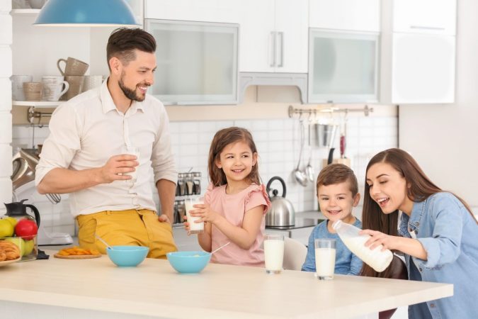 Familia tomando leche