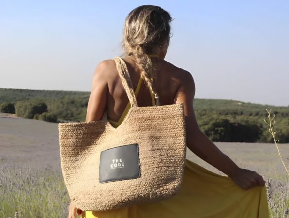 Look con bolso de yute