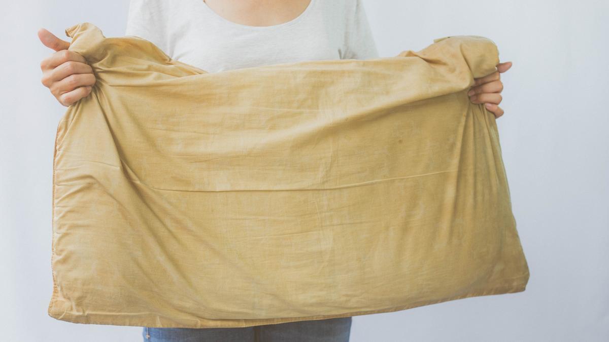 La solución natural de Mercadona para limpiar manchas y blanquear las almohadas, toallas y camisas blancas