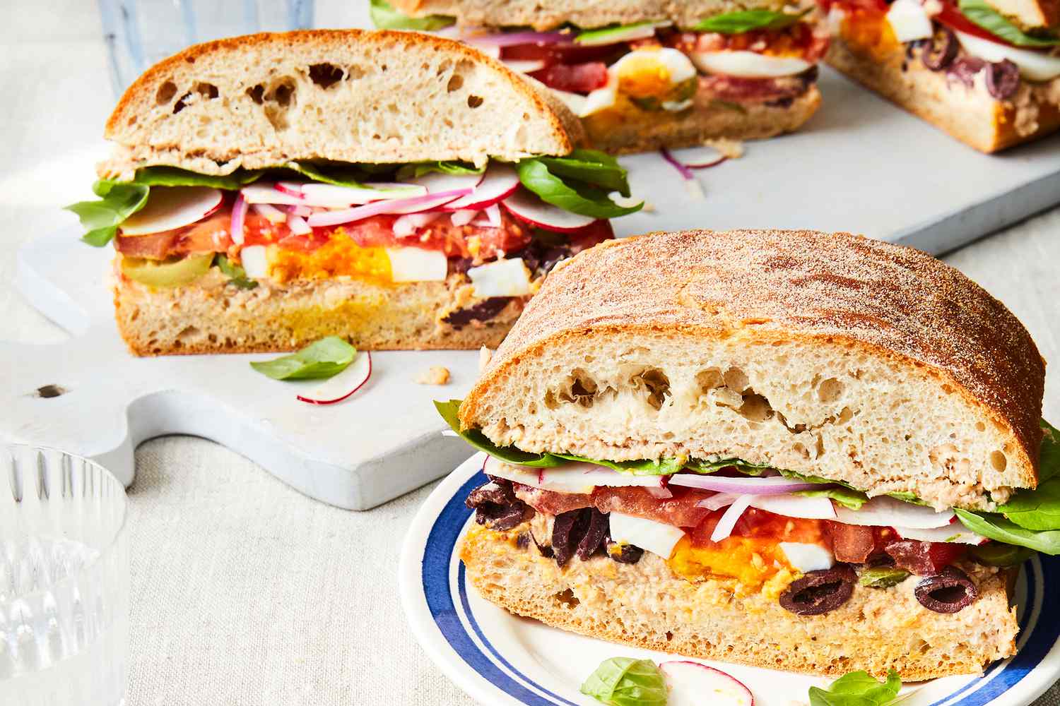 Receta del clásico bocadillo francés, pan bagnat, ideal para compartir