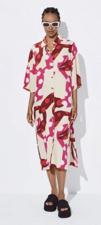 Vestido camisero de Parfois con mangas fluidas y detalles en tonos tendencia