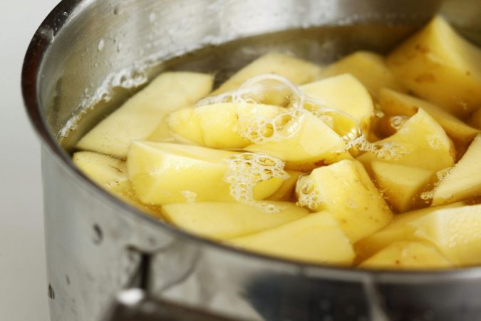 Cómo preparar un increíble pulpo a la gallega 6 Merca2.es Prepara las patatas 2 Merca2.es
