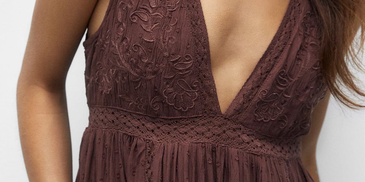 Pull&Bear te trae este precioso vestido corto bordado de flores y de lo más favorecedor
