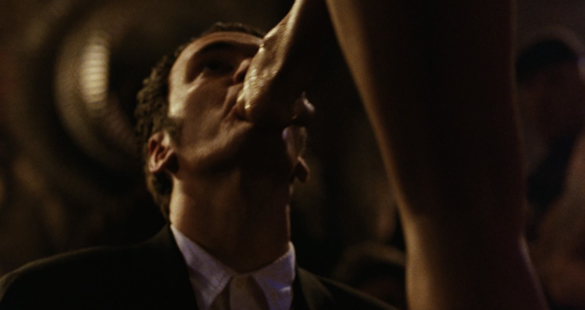 Quentin Tarantino paga una fortuna para lamer los pies a una chica