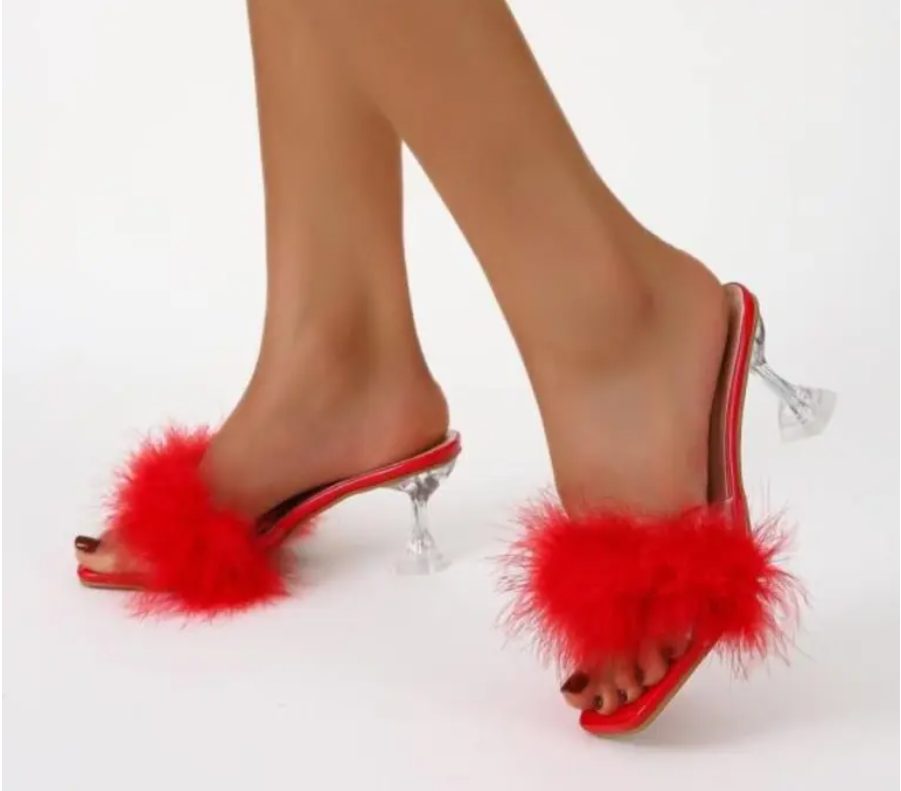 Shein tiene las sandalias con plumas y medio tacón que Isa Pantoja lució en el plató de ‘Supervivientes’