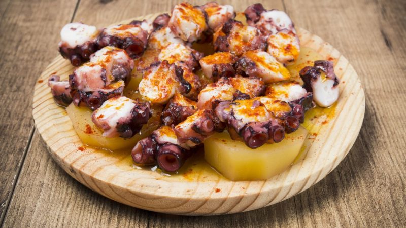 Cómo preparar un increíble pulpo a la gallega 7 Merca2.es Sirve el pulpo a la gallega