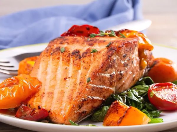 Sirve el salmón al horno