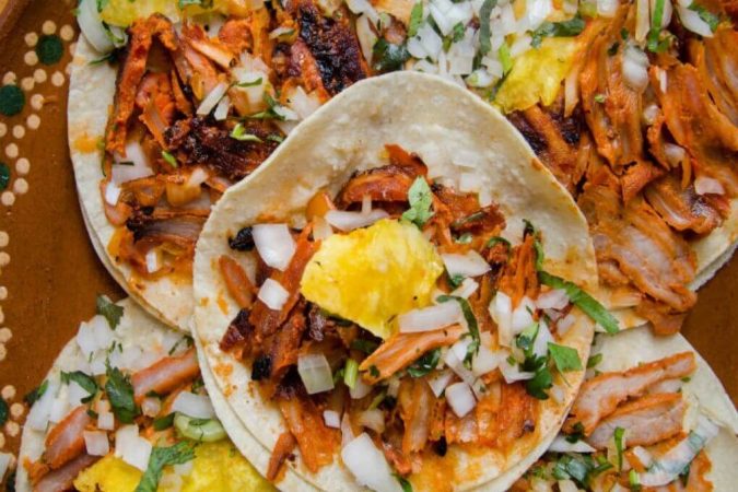 Tacos al pastor con piña y queso, típicos de la cocina Mexicana 1 Merca2.es Taco al pastor2 Merca2.es