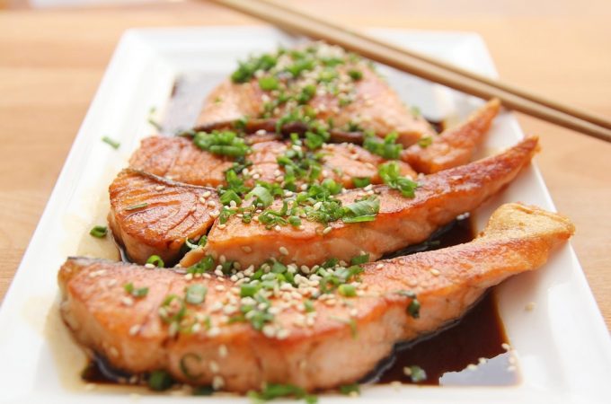 Sabores festivos: descubre 7 recetas creativas con salmón como estrella, perfectas para celebrar la Navidad con elegancia 2 Merca2.es Teriyaki salmon Merca2.es
