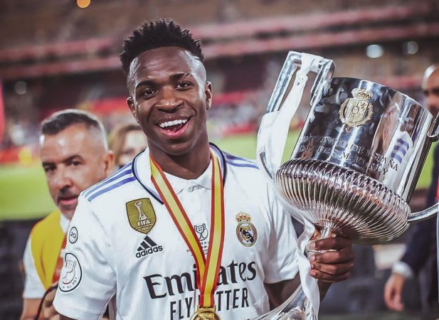 Vinicius con la Copa Merca2.es