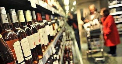 La controversia sobre las etiquetas en las botellas de alcohol