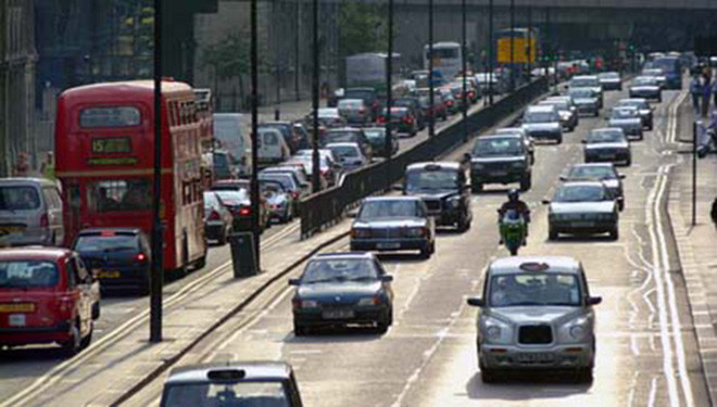 Ahora sólo los británicos conducen por la izquierda