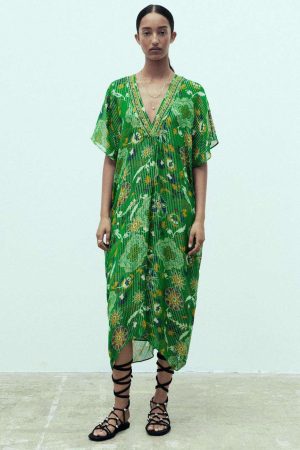 Los caftanes son un 'must' este verano: aquí tienes algunos de Zara a grandes precios 7 Merca2.es caftan con detalles de brillo de zara a5dc5ce6 230627092948 864x1296 Merca2.es