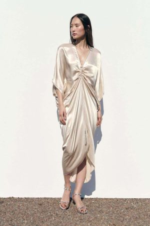 Los caftanes son un 'must' este verano: aquí tienes algunos de Zara a grandes precios 6 Merca2.es caftan satinado con fruncido de zara fe7a398a 230627092503 864x1296 Merca2.es