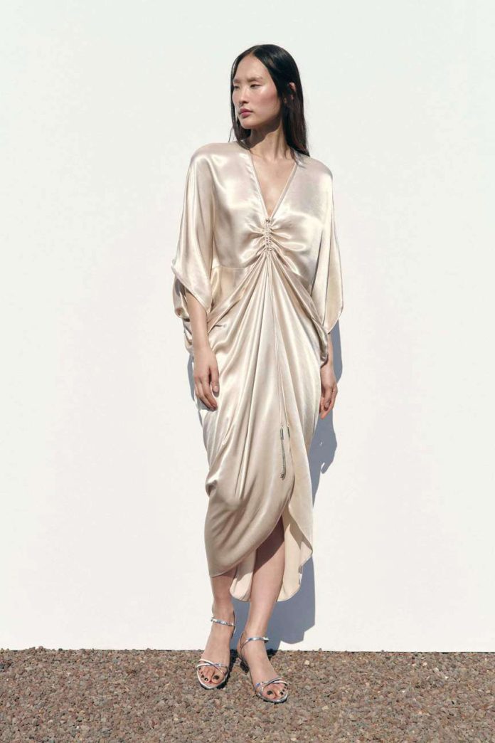 caftan-satinado-con-fruncido-de-zara_fe7a398a_230627092503_864x1296