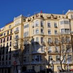 Los Franco, promotores de viviendas de lujo en su edificio de Hermanos Bécquer 8 (Madrid)