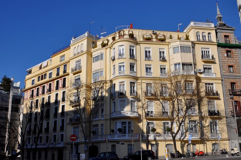 Los Franco, promotores de viviendas de lujo en su edificio de Hermanos Bécquer 8 (Madrid)