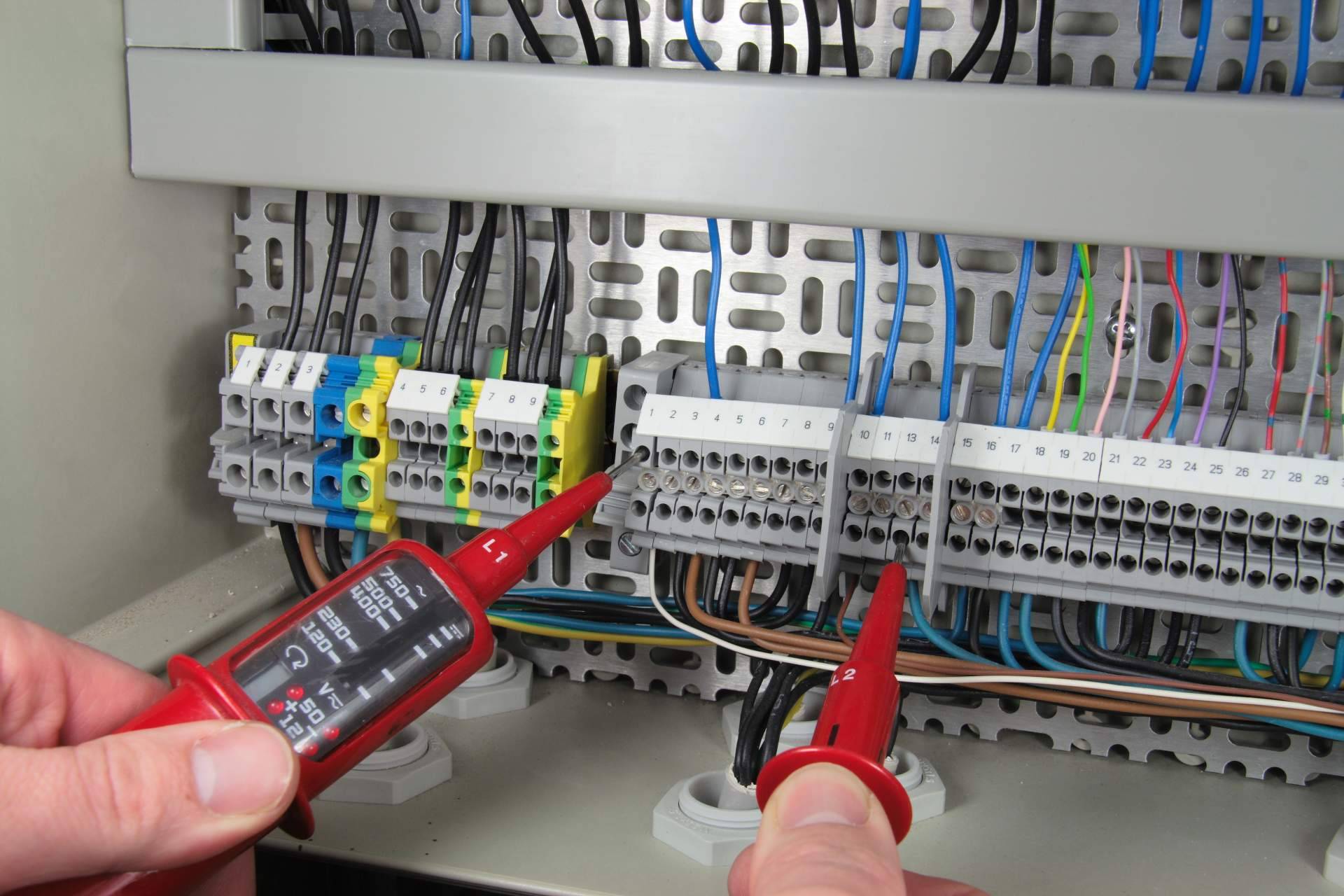 ¿Por qué son importantes los cuadros eléctricos en la instalación de piscinas?, por Swimhome