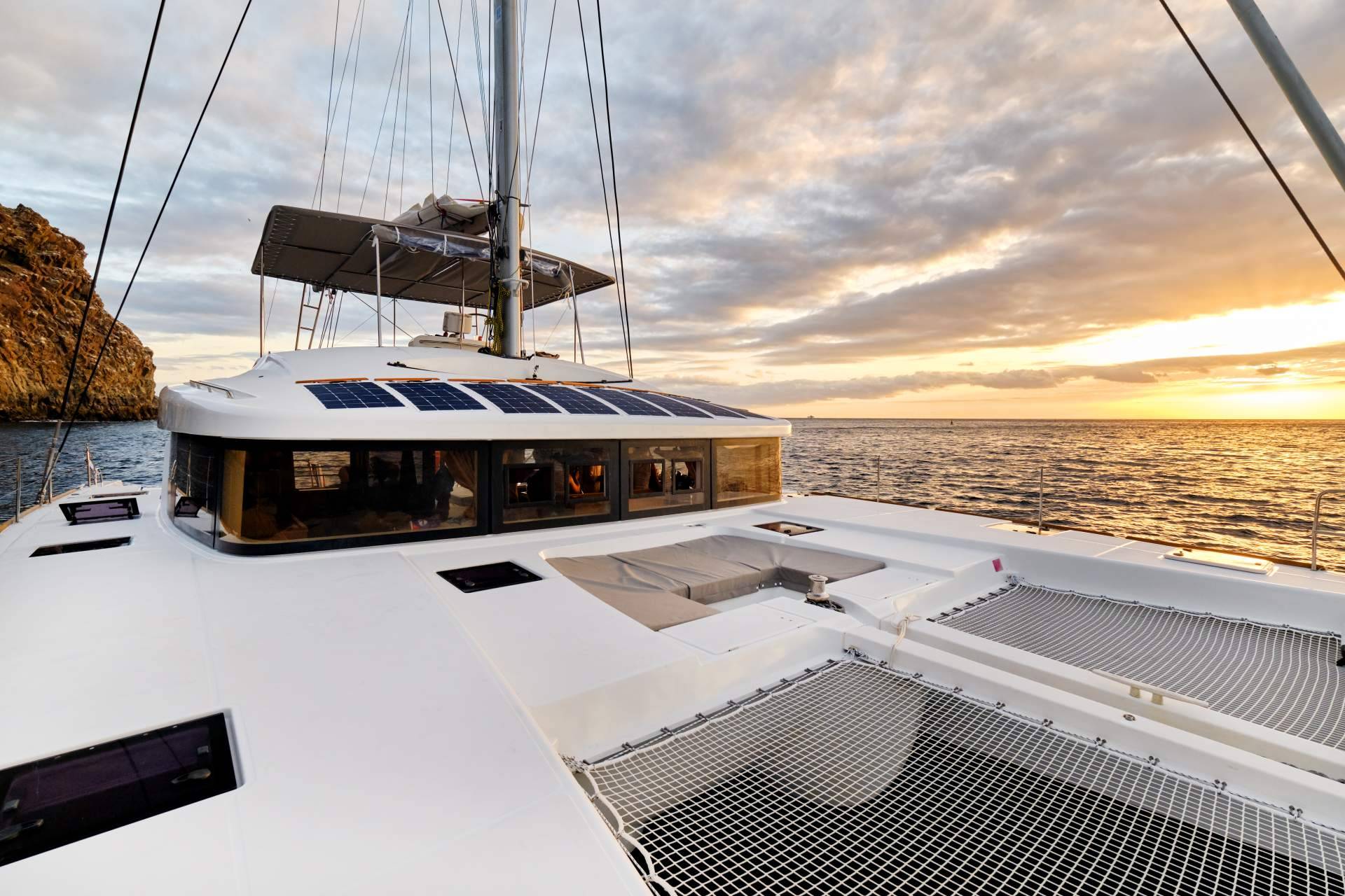 Disfrutar de un hotel en el mar, la experiencia de alquilar un catamarán en Barcelona con Sondevela