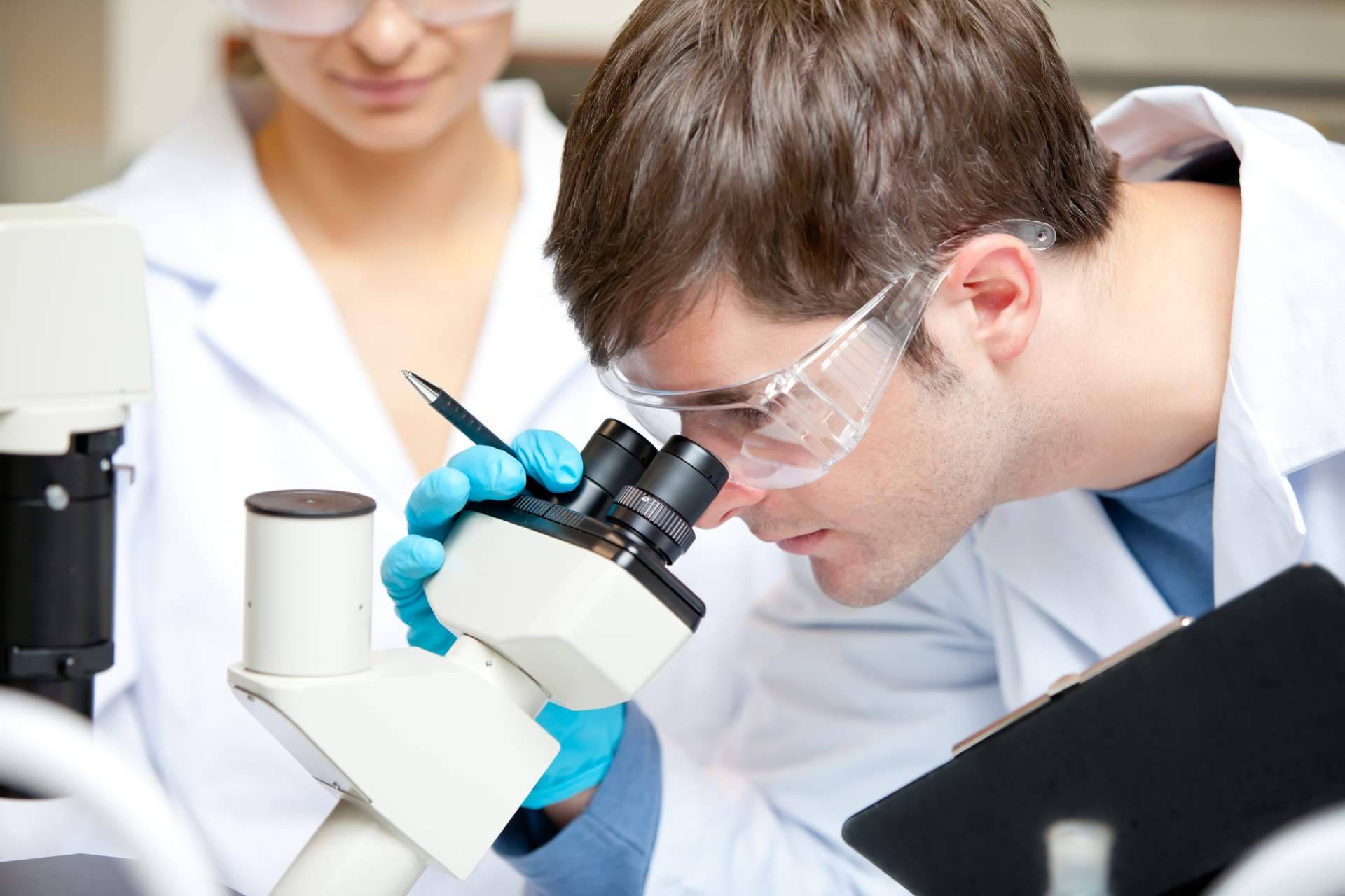 ¿Cuáles son los requisitos para estudiar laboratorio clínico y biomédico?, por EEP iGroup