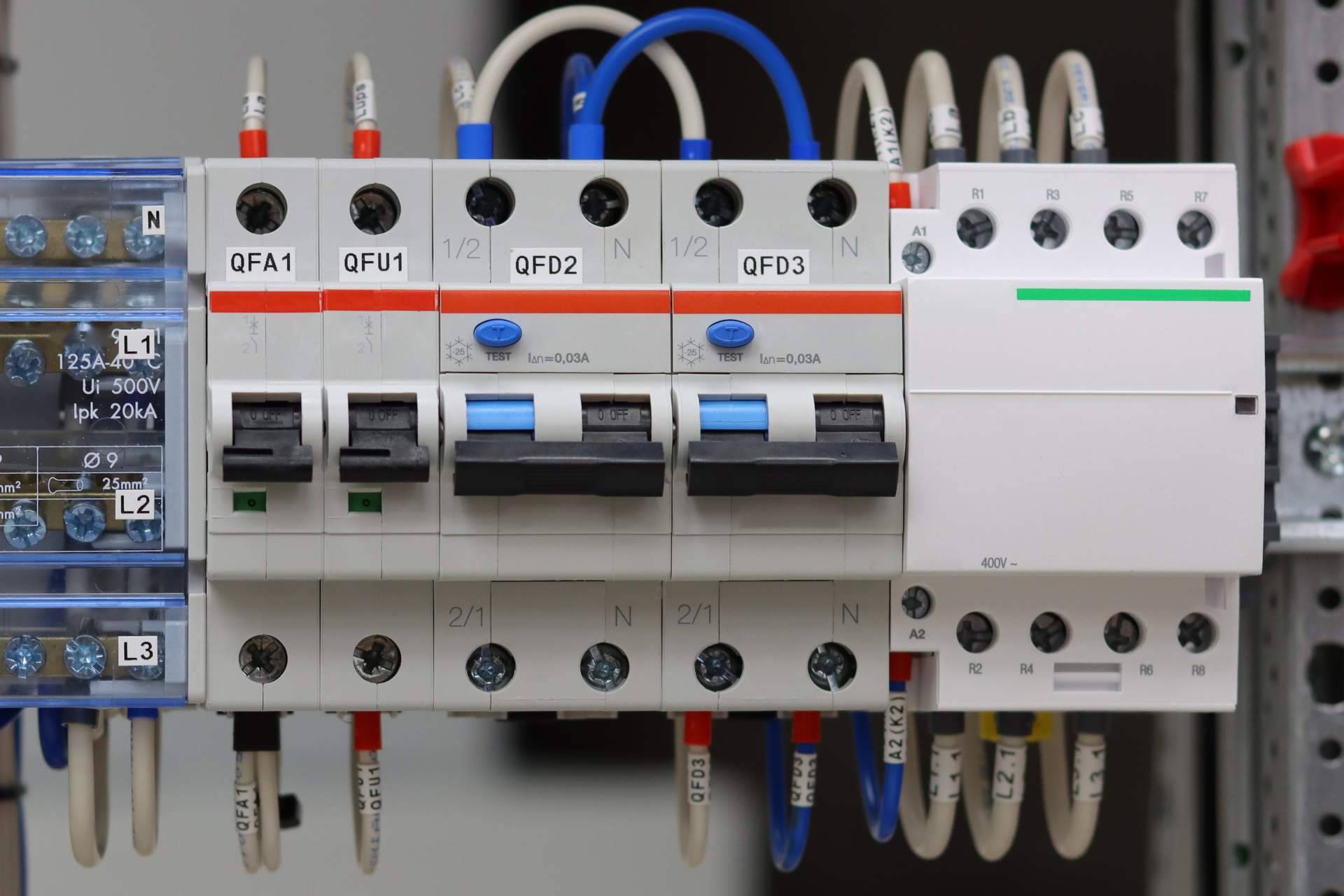 Componentes eléctricos con Swimhome, equipamiento para expertos de la construcción